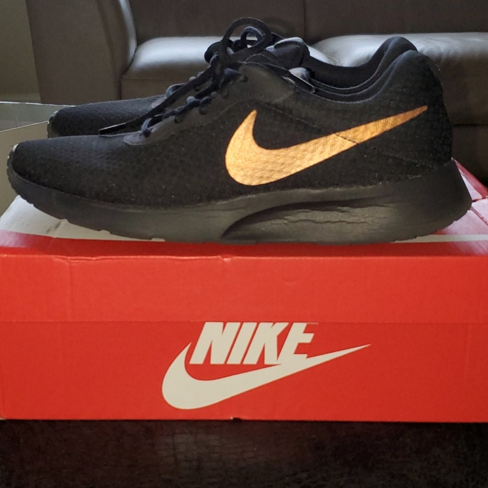 Womens Nike Tanjun Shoes (size 11)